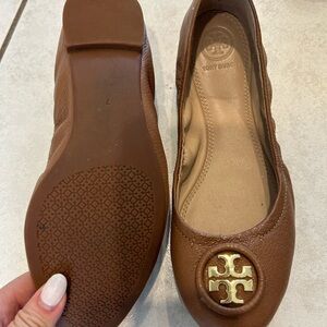 TORY BURCH BROWN FLATS (SIZE 7)